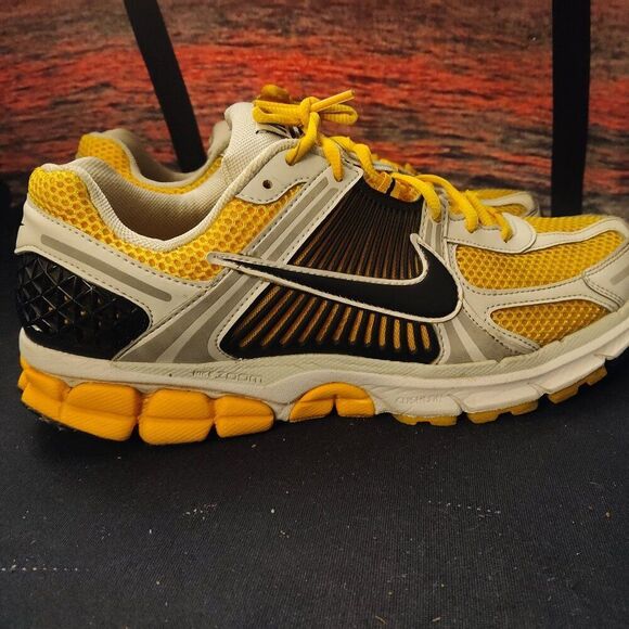 Nike Air Zoom Vomero 5 University Gold Mens Sneakers Size 9.5 main image 7